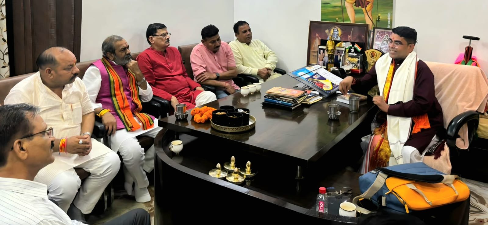 सुनील भराला के आवास पर सनातनी संस्कारों से अवगत कराते पंडित राजकुमार शर्मा