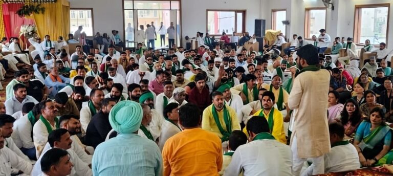 भारतीय किसान यूनियन भानु की प्रदेशीय बैठक में मौजूद संगठन के कार्यकर्ता एवं पदाधिकारी