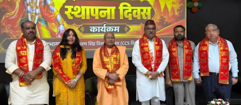 स्थापना दिवस पर आयोजित कार्यक्रम में उपस्थित विश्व हिंदू परिषद के मुख्य अतिथि एवं पदाधिकारी