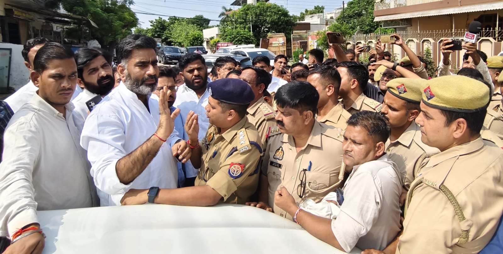 सपा विधायक अतुल प्रधान के सहारनपुर जाने को लेकर बहस के बाद पुलिस ने किया हाउस अरेस्ट