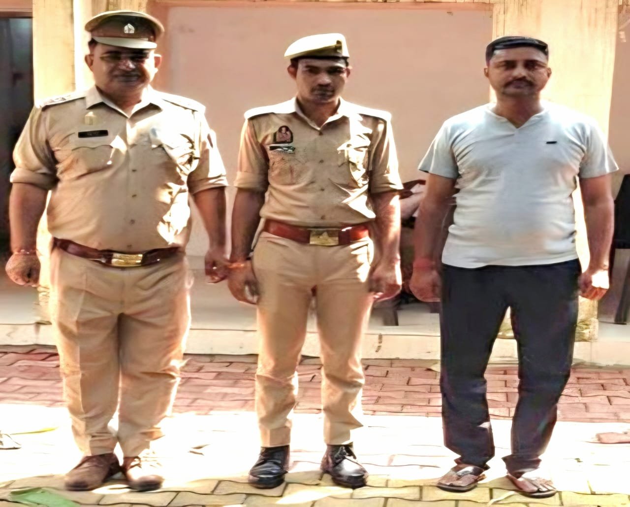 पुलिस गिरफ्त में पेपर आउट कराने का आरोपी