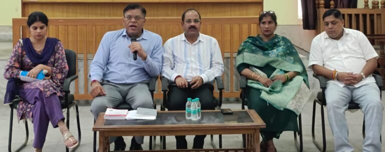 प्रेस वार्ता कर मानव अधिकार प्रशिक्षण की जानकारी देते आयोजक मंडल के सदस्य