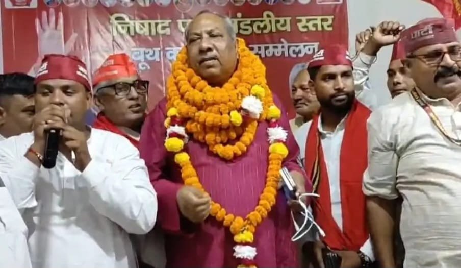 मंडलीय बूथ कार्यकर्ता सम्मेलन में अभिवादन स्वीकार करते संजय निषाद