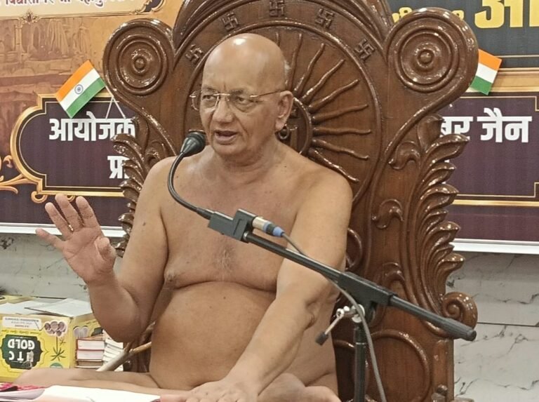 बड़ौत के श्री अजीतनाथ सभागार में मंगल प्रवचन करते आचार्य श्री आर्जर्व सागर जी महाराज