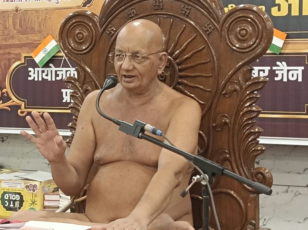 बड़ौत के श्री अजीतनाथ सभागार में मंगल प्रवचन करते आचार्य श्री आर्जर्व सागर जी महाराज