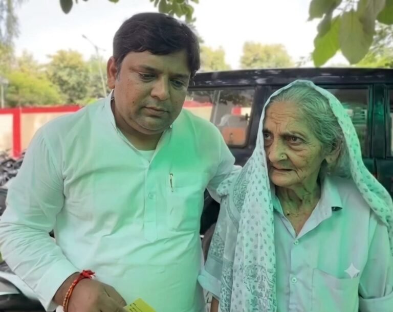 आम आदमी पार्टी के जिलाध्यक्ष के साथ एसएसपी से गुहार लगाने पहुंची 72 वर्षीय वृद्धा