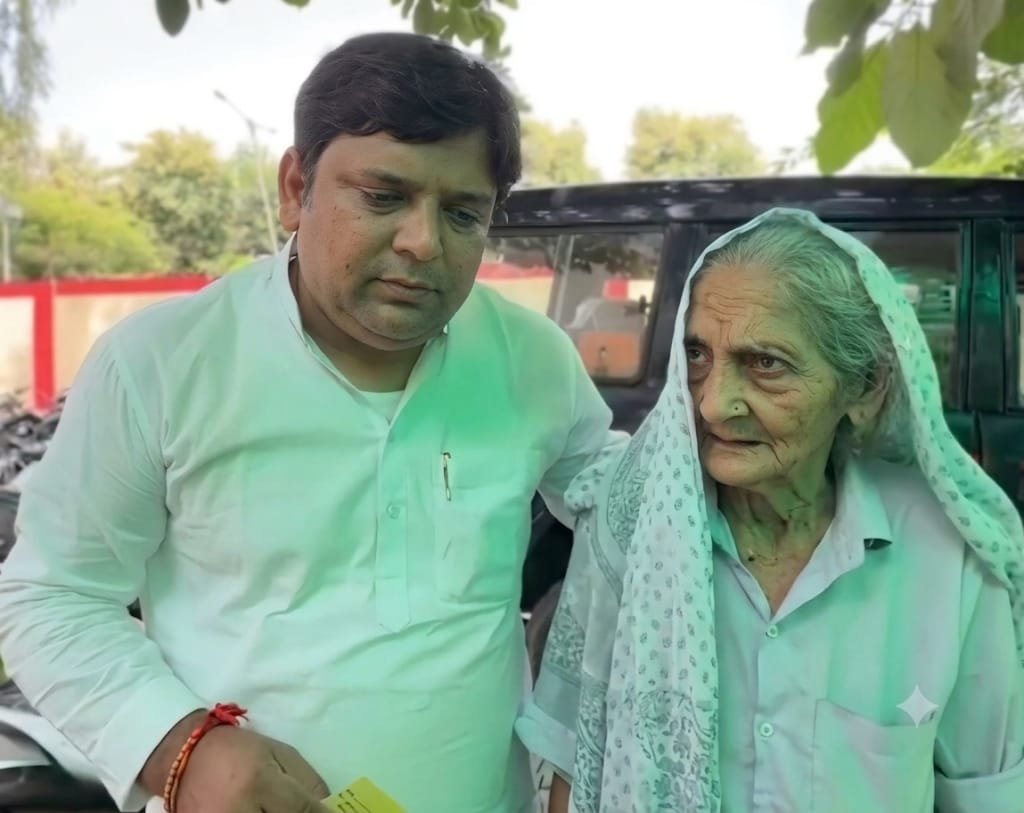 आम आदमी पार्टी के जिलाध्यक्ष के साथ एसएसपी से गुहार लगाने पहुंची 72 वर्षीय वृद्धा