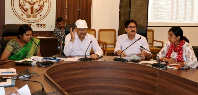विकास भवन सभागार में बैठक लेते जिलाधिकारी डॉ वी के सिंह