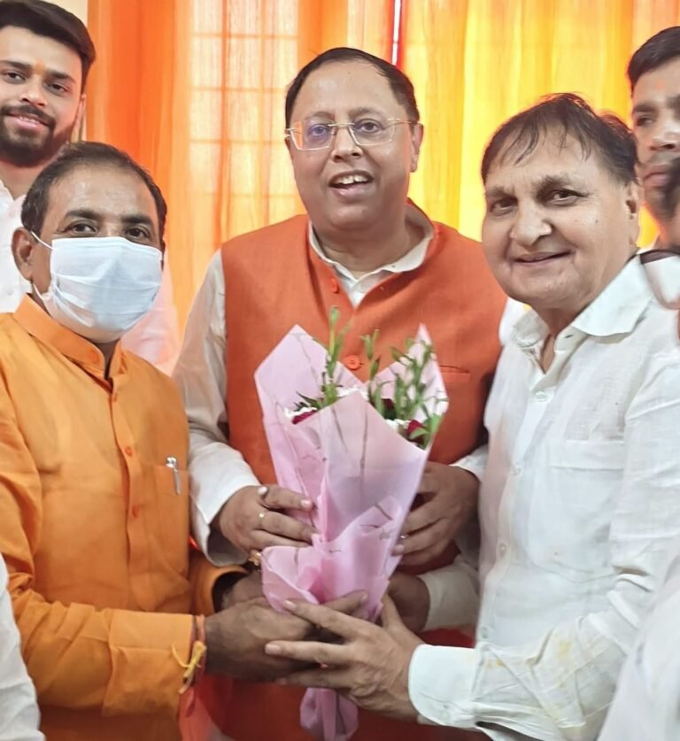प्रदेश महामंत्री राम प्रताप सिंह चौहान का स्वागत करते महानगर अध्यक्ष विवेक रस्तोगी