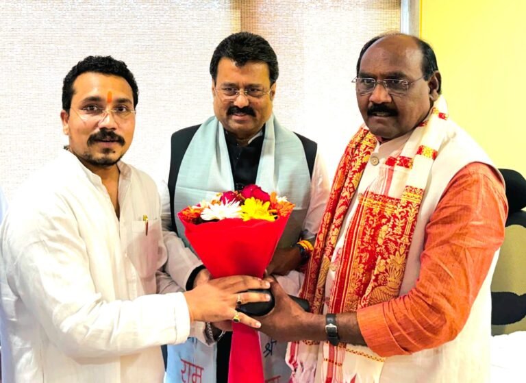 भाजपा के राष्ट्रीय उपाध्यक्ष लालसिंह आर्य एवं अनुसूचित जाति मोर्चा के राष्ट्रीय अध्यक्ष एवं सांसद शिवेश कुमार सिंह औपचारिक भेंट करते हस्तिनापुर विधानसभा सीट के संभावित प्रत्याशी रोहित बालाजी
