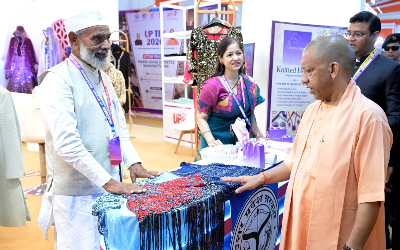 लखनऊ में आयोजित यूपी टैक्सटाइल, कॉनक्लेव में आयोजित प्रदर्शनी का अवलोकन करते मुख्यमंत्री उत्तर प्रदेश योगी आदित्यनाथ
