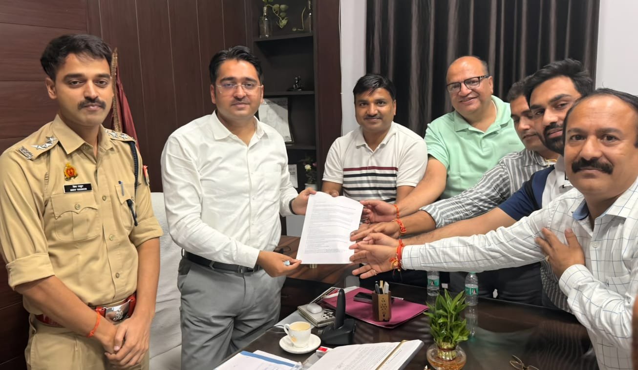 अपनी मांगों को लेकर एसडीएम सरधना को ज्ञापन देते शीलकुंज कॉलोनीवासी