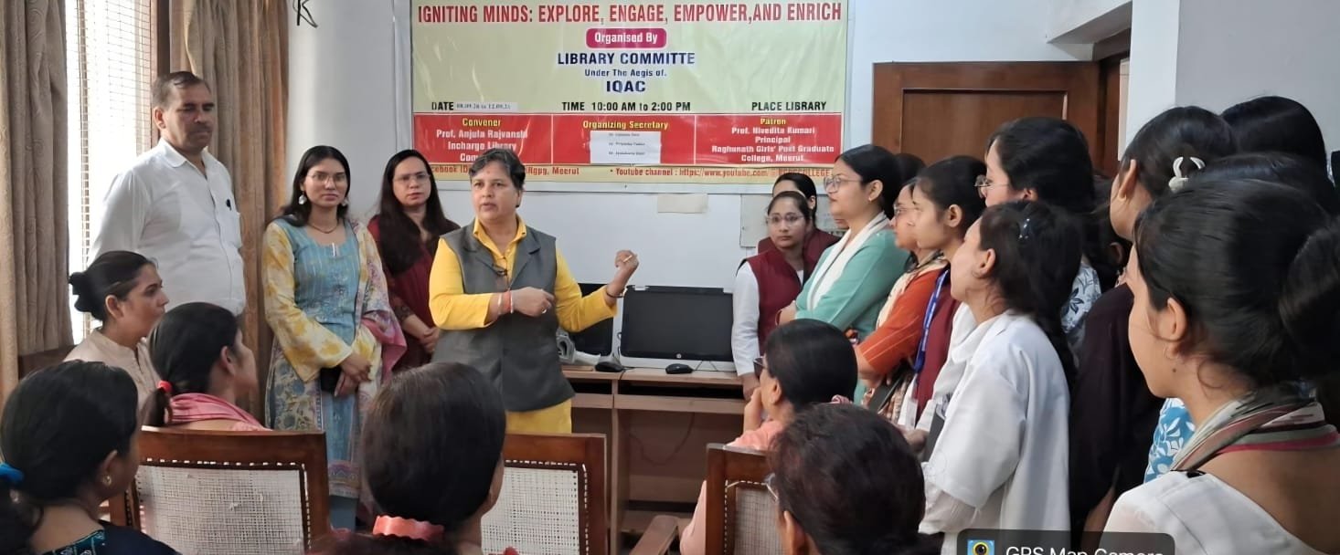पुस्तकालय के डिजिटल एवं शोध संसाधनों के प्रभावी उपयोग की जानकारी देती मेजर प्रोफेसर अंजुला राजवंशी