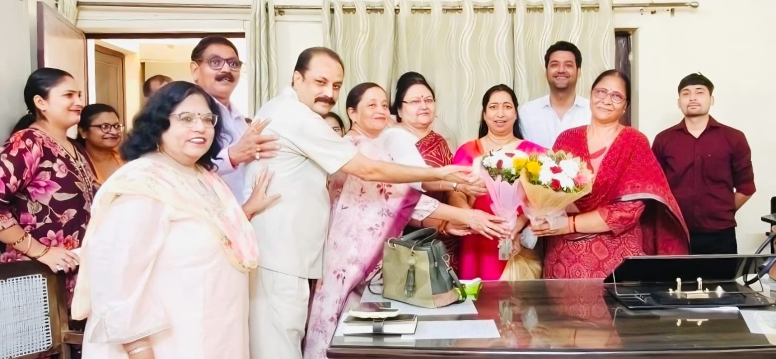 बीएड विभाग के अध्यक्ष पद पर प्रोफेसर पूनम की नवनियुक्त पर बधाई देते मेरठ महाविद्यालय परिवार