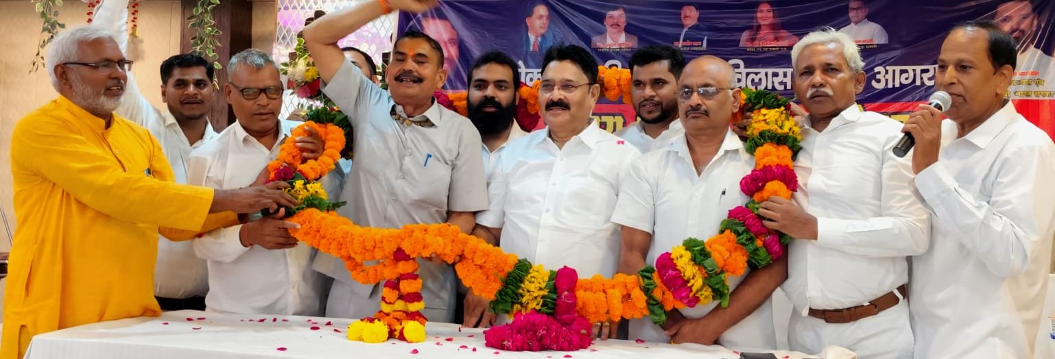आगरा मंडलीय समीक्षा बैठक में प्रदेश अध्यक्ष पवन वर्मा को माला पहनाकर स्वागत करते कार्यकर्ता