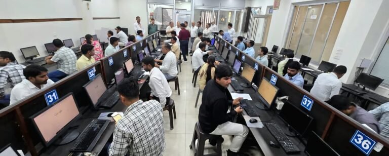 गन्ना विकास विभाग की ऑनलाइन परीक्षा देते अभ्यर्थी