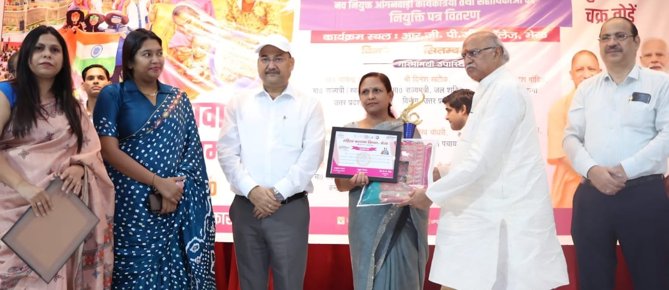 आंगनबाड़ी कार्यकत्रियों को नियुक्ति पत्र प्रदान करते कैंट विधायक अमित अग्रवाल
