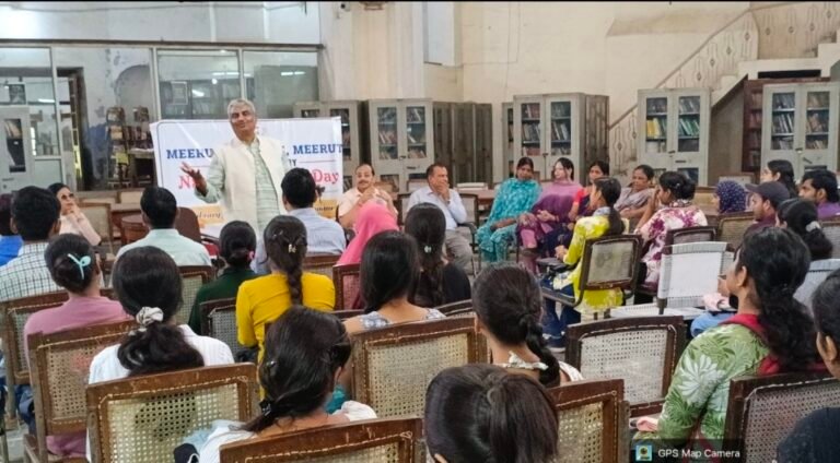 साक्षरता दिवस पर आयोजित कार्यक्रम में व्याख्यान देते मुख्य वक्ता प्रो वाचस्पति मिश्रा