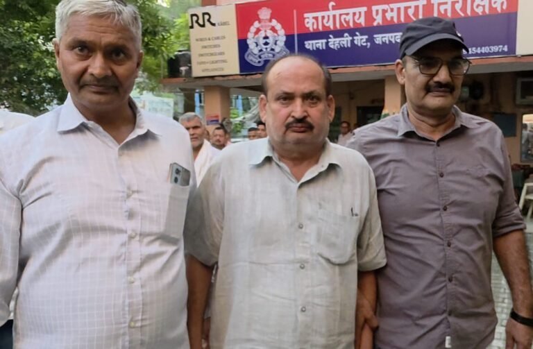 एंटी करप्शन टीम की गिरफ्त में आरोपी कानूनगो धर्मपाल सिंह (मध्य में)
