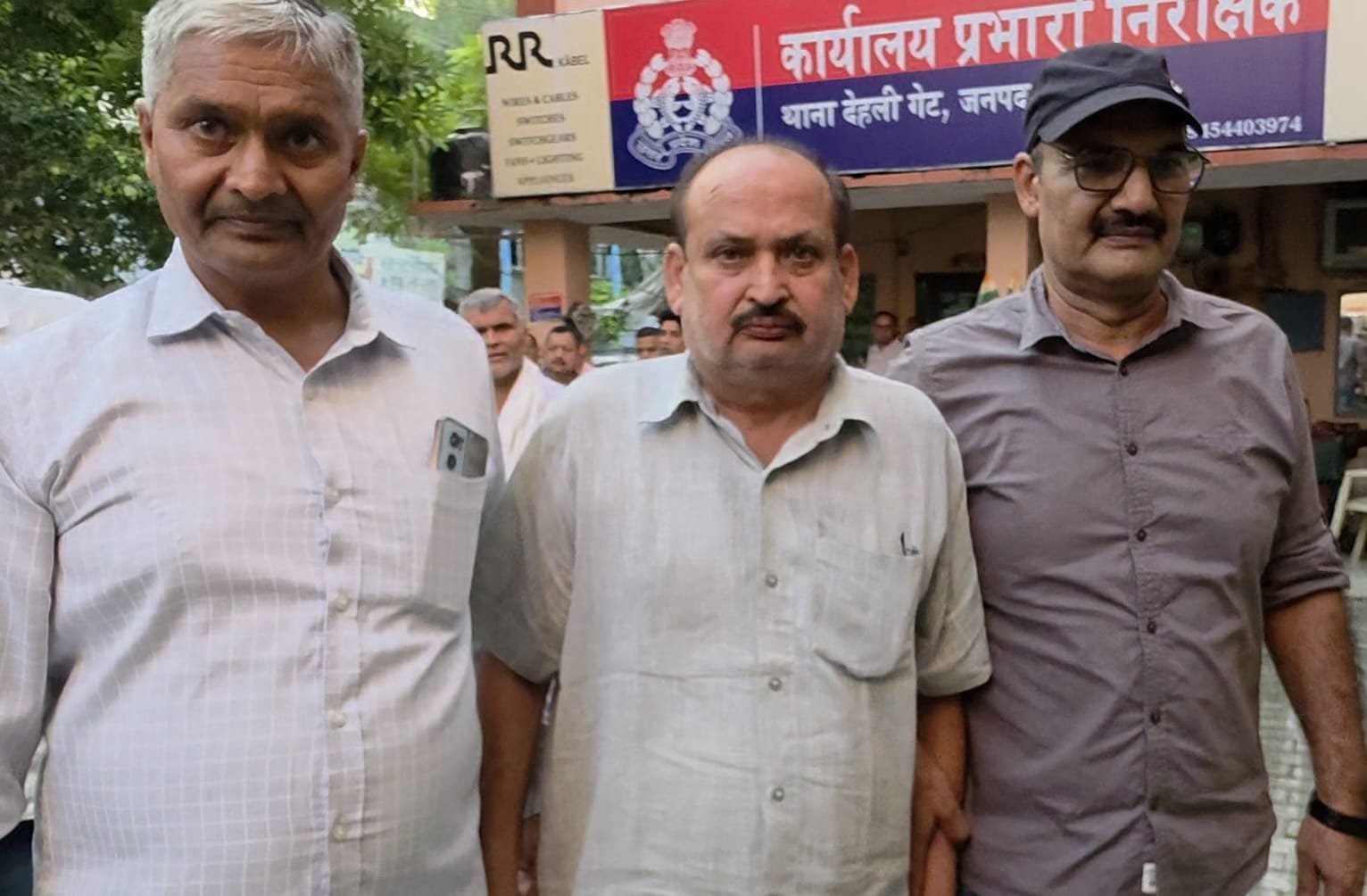एंटी करप्शन टीम की गिरफ्त में आरोपी कानूनगो धर्मपाल सिंह (मध्य में)