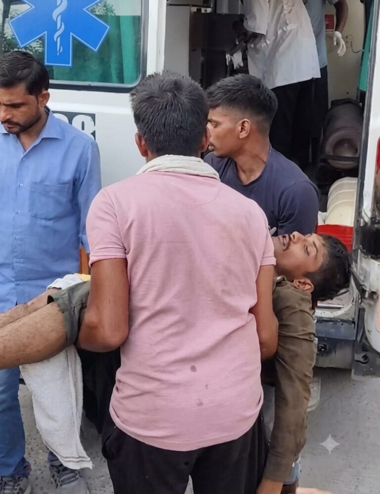 सड़क हादसे में घायल को उपचार हेतु अस्पताल ले जाते ग्रामीण
