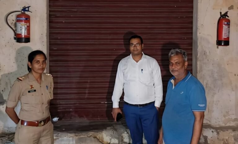 रोहटा रोड स्थित अवैध पटाखों के गोदाम पर पुलिस का पहरा