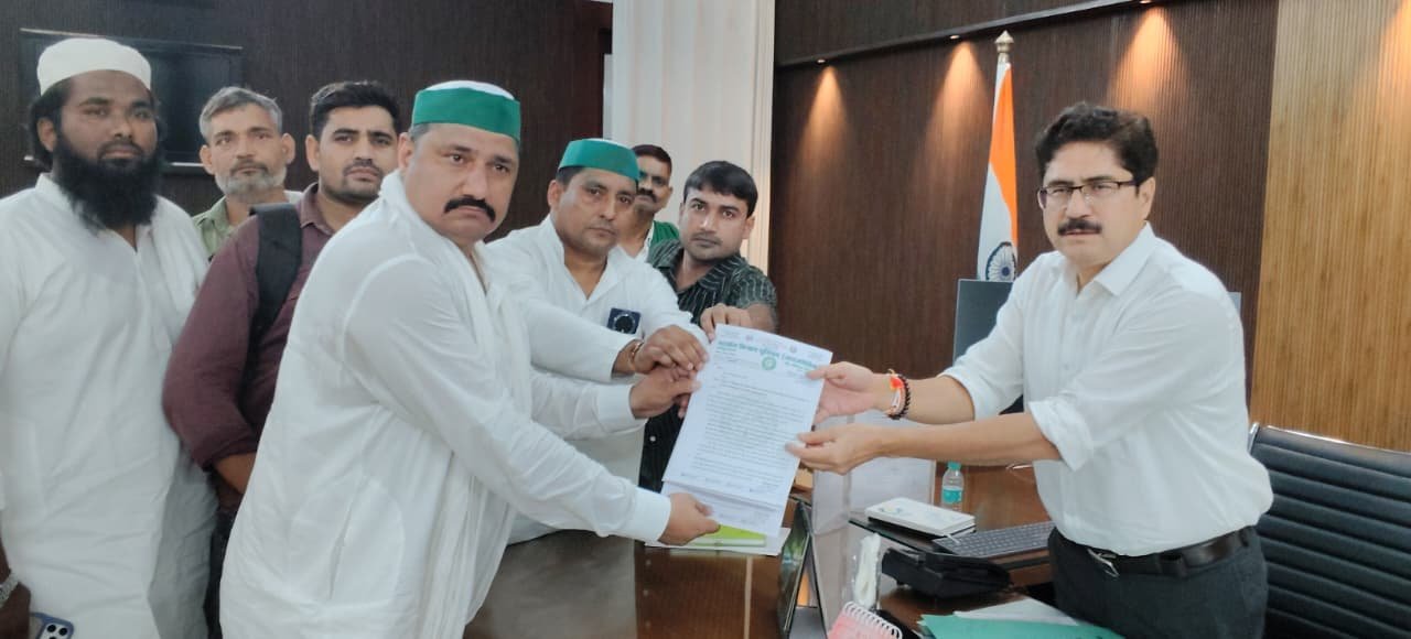 अपनी मांगों को लेकर ज्ञापन देते भाकियू पदाधिकारी