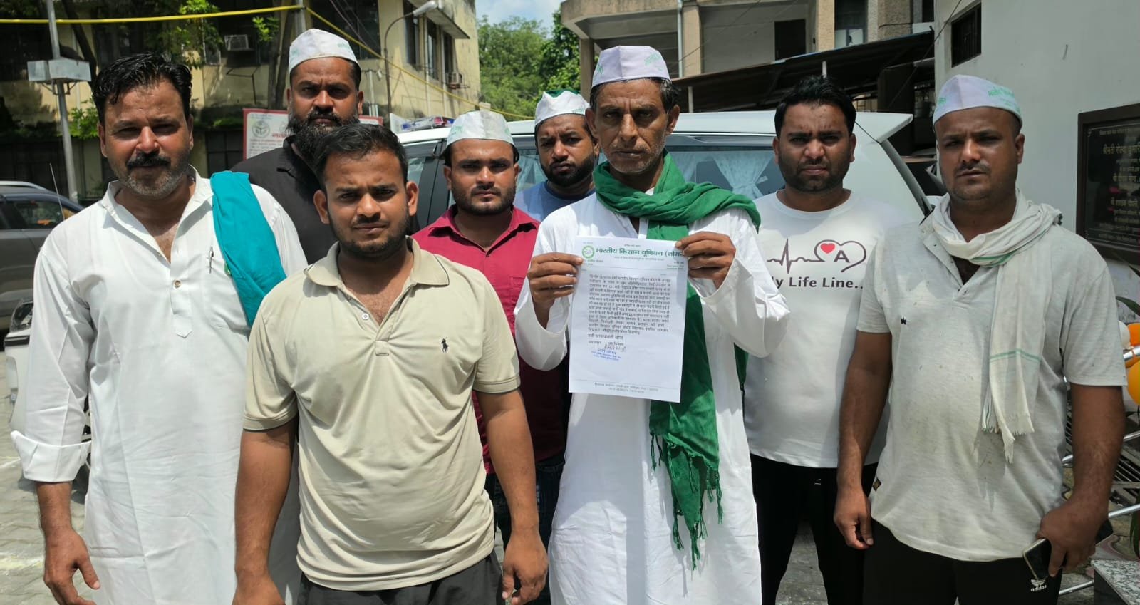 मुख्य विकास अधिकारी को ज्ञापन देने पहुंचे भारतीय किसान यूनियन तोमर के कार्यकर्ता