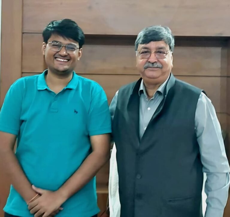 प्राचार्य प्रो युधुवीर सिंह के साथ सहायक अनुभाग अधिकारी पद पर चयनित ज्योतिरादित्य यादव