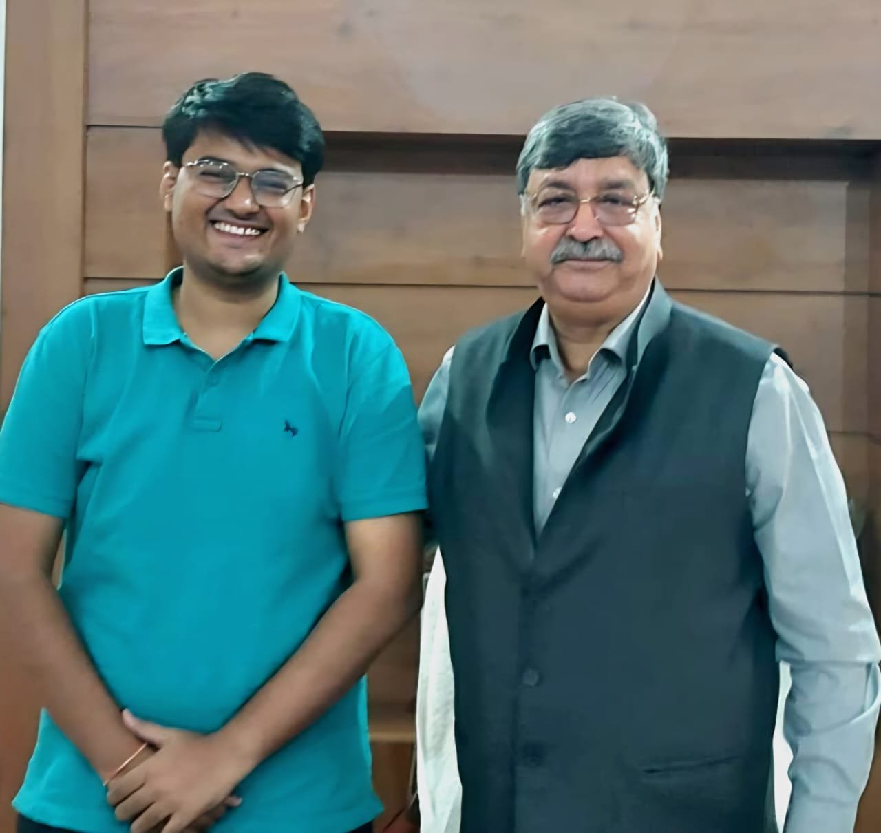 प्राचार्य प्रो युधुवीर सिंह के साथ सहायक अनुभाग अधिकारी पद पर चयनित ज्योतिरादित्य यादव