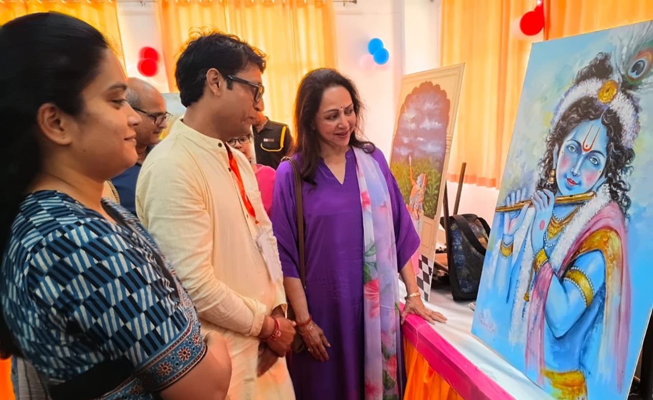 डॉ प्रिंसराज की बनाई कलाकृति के बारे में चर्चा करती अभिनेत्री हेमामालिनी