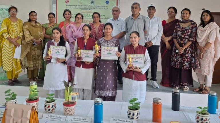 प्रकृति की सुरक्षा या विकास में बाधा विचार मंथन कार्यक्रम में शामिल छात्राएं, एवं शिक्षिकाएँ