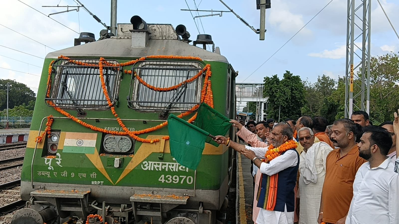 सकोती टांडा में दिल्ली हरिद्वार एक्सप्रेस के ठहराव के बाद हरी झंडी दिखाकर अपने गंतव्य को रवाना करते पंडित सुनील भराला