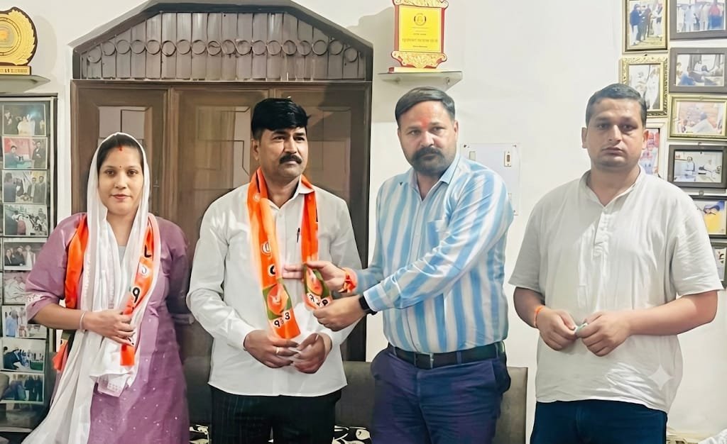 सेवा पखवाड़ा बैठक के दौरान पदाधिकारी का सम्मान करते मनिंदर विहान