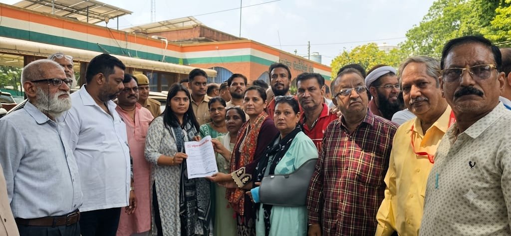 महिला पत्रकारों के कथित दुर्व्यवहार के विरोध में जिलाधिकारी को ज्ञापन देने पहुंचे संयुक्त प्रेस क्लब के पत्रकार