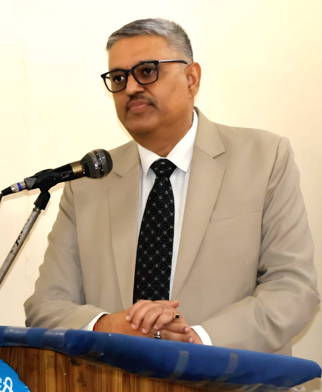 राष्ट्रीय लोक अदालत कार्यक्रम को संबोधित करते जिला विधिक सेवा प्राधिकरण के अध्यक्ष अरविंद कुमार मिश्रा