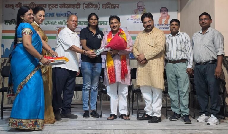 प्रतिभागी खिलाड़ियों को पुरस्कृत करते मुख्य अतिथि भाजपा महानगर उपाध्यक्ष वीनस शर्मा