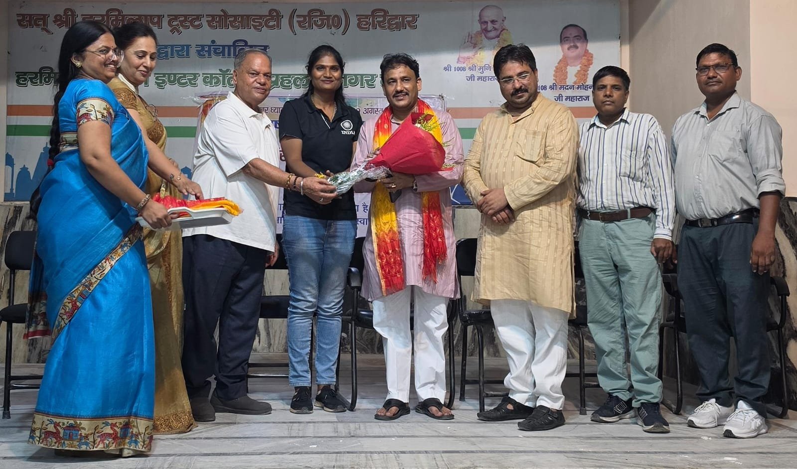 प्रतिभागी खिलाड़ियों को पुरस्कृत करते मुख्य अतिथि भाजपा महानगर उपाध्यक्ष वीनस शर्मा