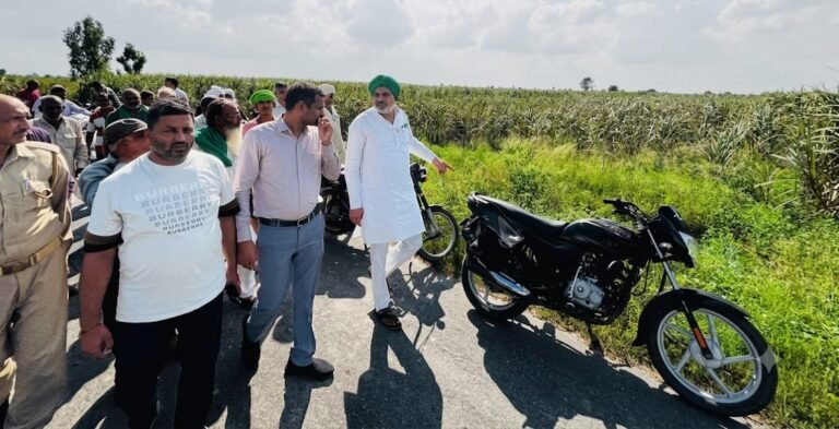 जलभराव से नष्ट हुई फसल को सक्षम अधिकारी को दिखाते भाकियू जिलाध्यक्ष अनुराग चौधरी