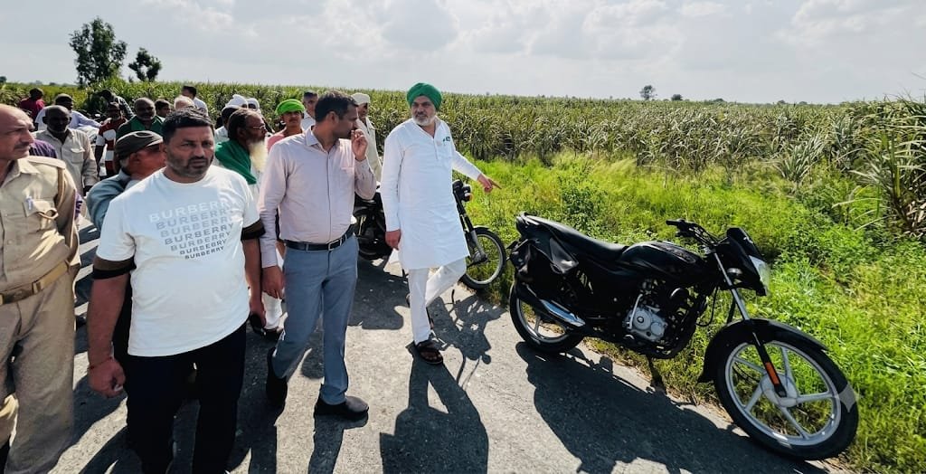 जलभराव से नष्ट हुई फसल को सक्षम अधिकारी को दिखाते भाकियू जिलाध्यक्ष अनुराग चौधरी