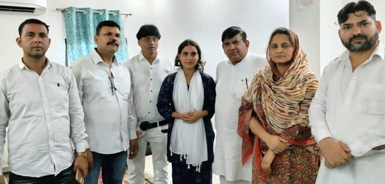 महिला पत्रकारों से कथित दुर्व्यवहार को लेकर उनके आवास पर वार्ता करने पहुंचे राजुद्दीन गोदरे