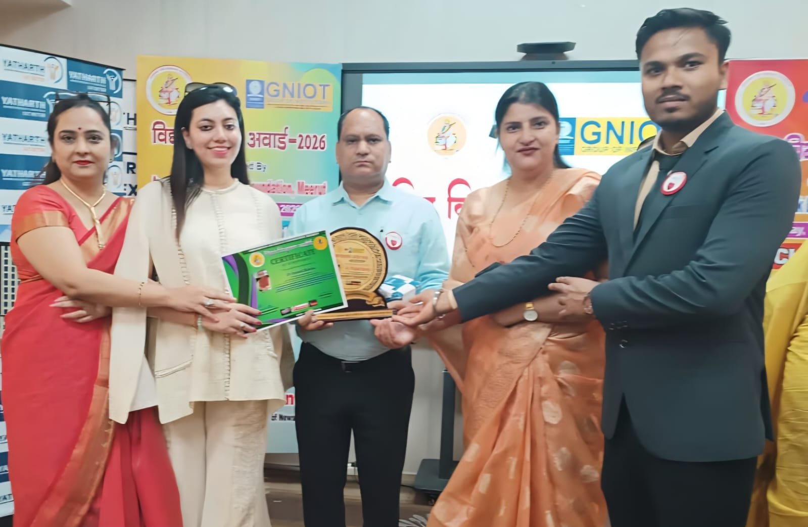 डॉ प्रियंक शर्मा को विद्याभूषण अवार्ड से सम्मानित करते आराध्या एक एहसास फाउंडेशन के पदाधिकारी