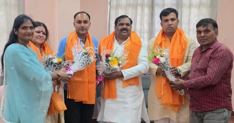 खेल महोत्सव में ताइक्वांडो प्रतियोगिता का शुभारंभ कराते अतिथिगण