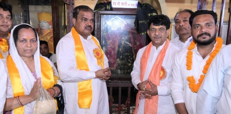 ग्राम दूधली स्थित प्राचीन ऐतिहासिक जाहरवीर गोगा की महाड़ी पर पूजा अर्चना करते राज्यमंत्री कपिल देव