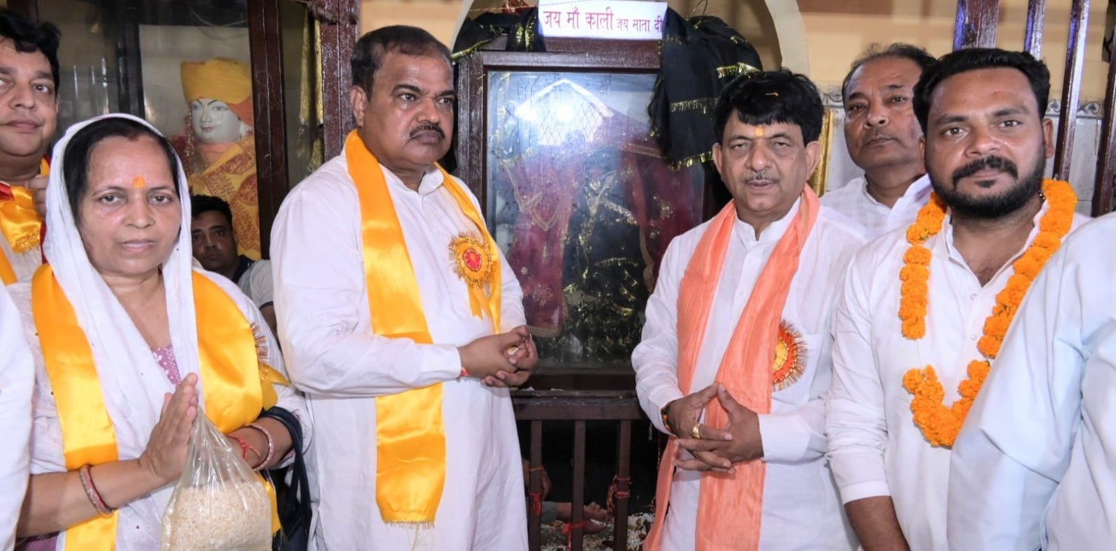 ग्राम दूधली स्थित प्राचीन ऐतिहासिक जाहरवीर गोगा की महाड़ी पर पूजा अर्चना करते राज्यमंत्री कपिल देव