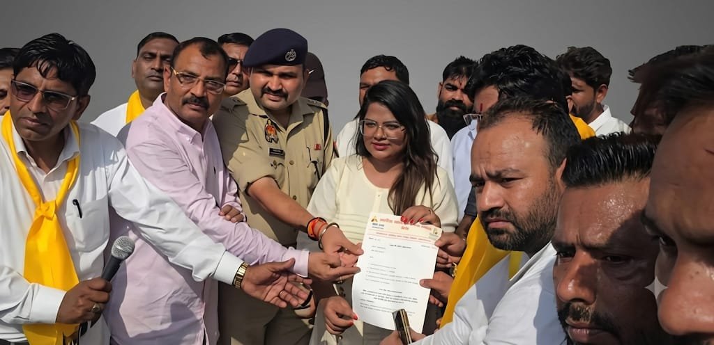 वाल्मीकि समाज को आरक्षण दिए जाने की मांग को लेकर एसपी सिटी को ज्ञापन देती डॉ रोहिणी