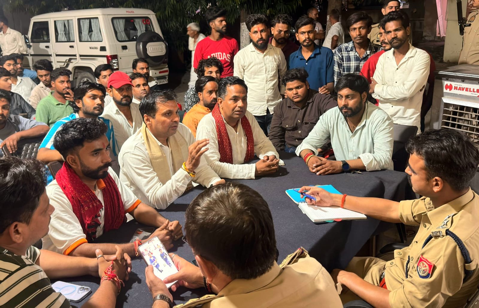 थाने का घेराव कर एफआईआर की मांग करते बजरंग दल के पदाधिकारी एवं कार्यकर्ता