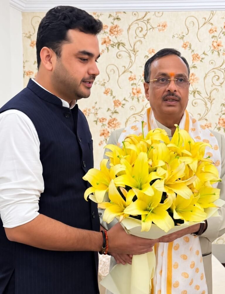 अंडमान निकोबार के उपराज्यपाल डॉ दिनेश शर्मा से औपचारिक भेंट करते नमन भारद्वाज