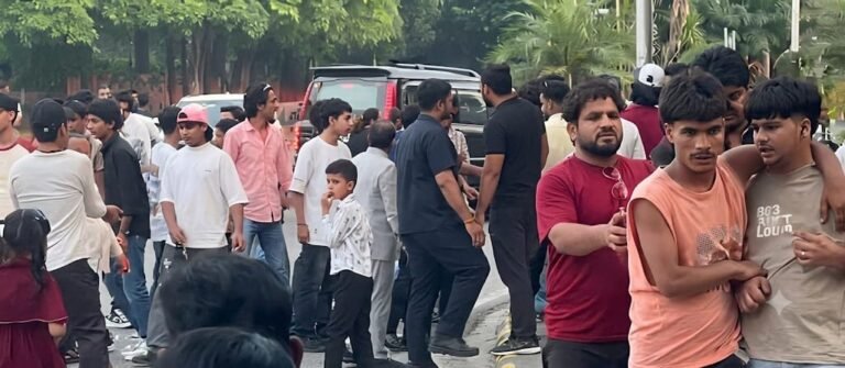 सीसीएस कैंपस में हंगामा करते युवकों का समूह