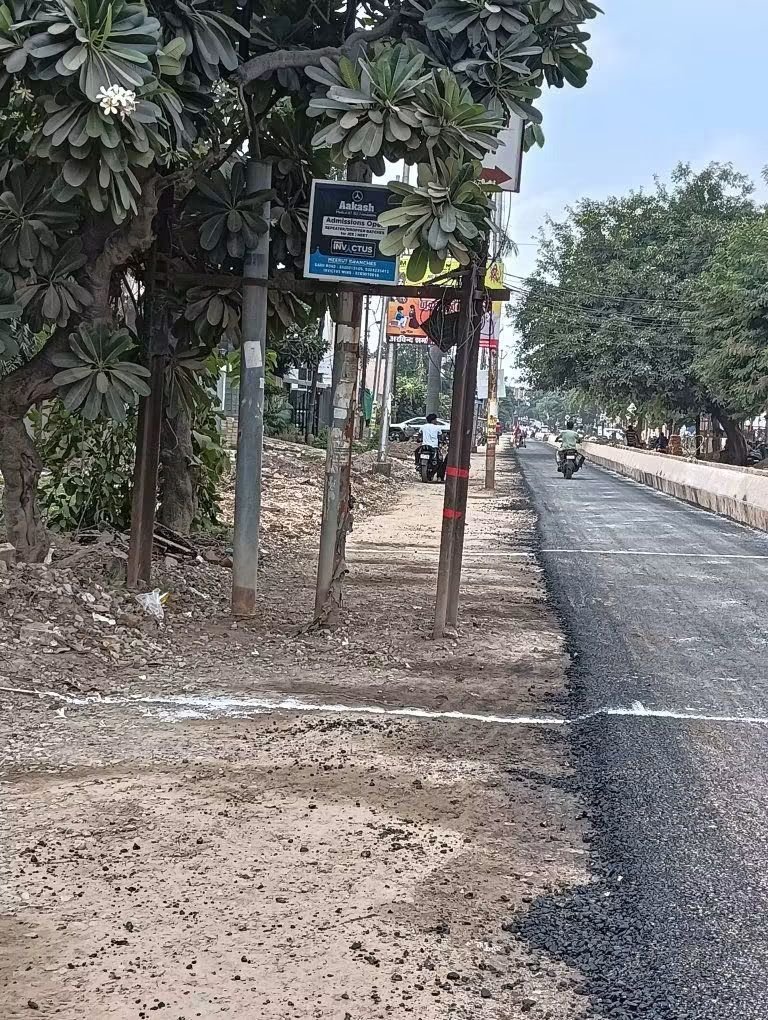 सड़क पर खंभे या खंभे पर सड़क